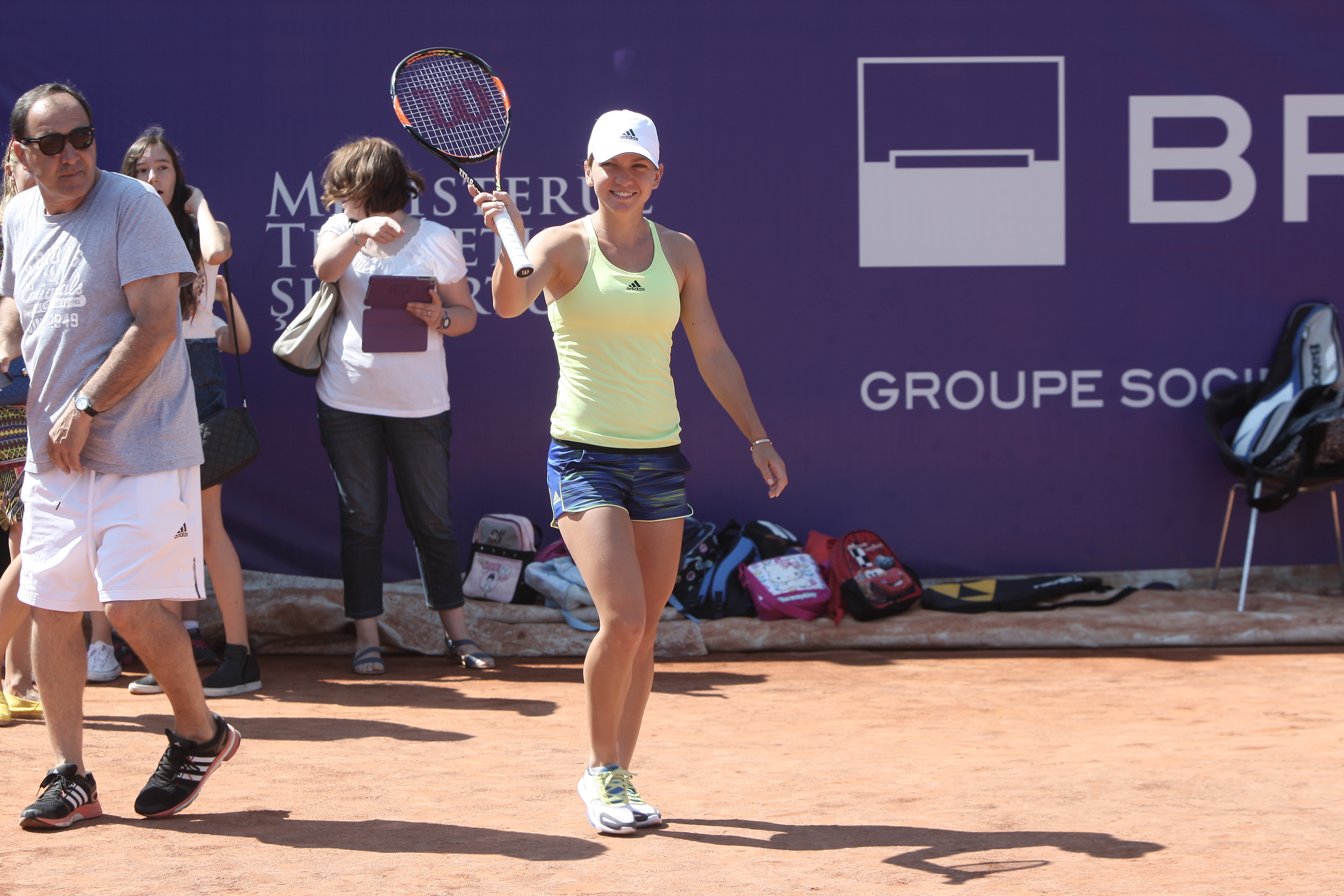 Simona Halep a făcut schimburi de mingi cu peste 100 de copii. Numărul trei mondial WTA a petrecut peste o oră și un sfert pe zgura de la Arenele BNR / ^GALERIE FOTO