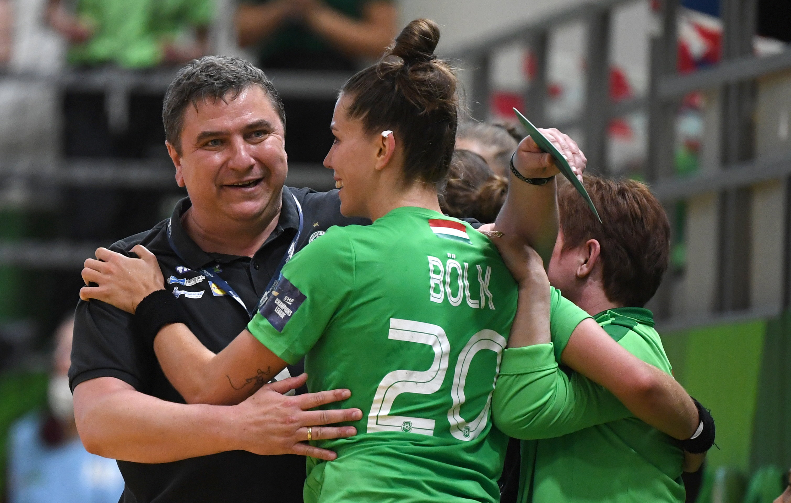 Egy csapatnyi játékosával és az edzőjével is hosszabbított a Fradi női  kézilabdacsapata - Sportal.hu