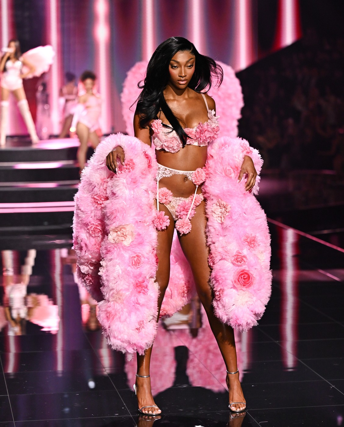 Vedetele care au defilat la Victoria’s Secret Fashion Show 2025. Gigi și Bella Hadid au făcut furori, însă fotomodelul clanului Jenner a lipsit