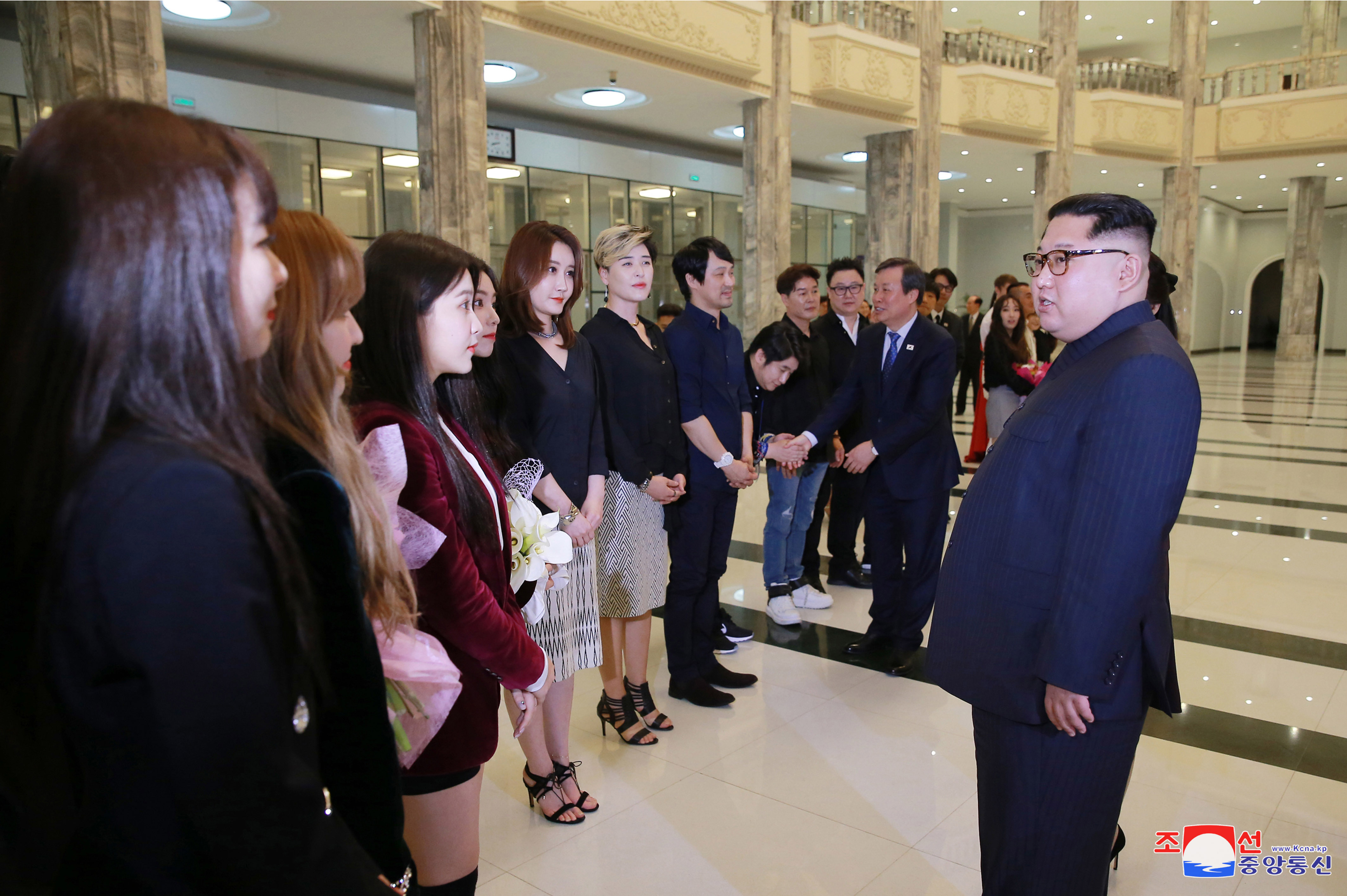 GALERIE FOTO | Kim Jong-un, ”emoționat profund” de concert sud-coreean de la Phenian