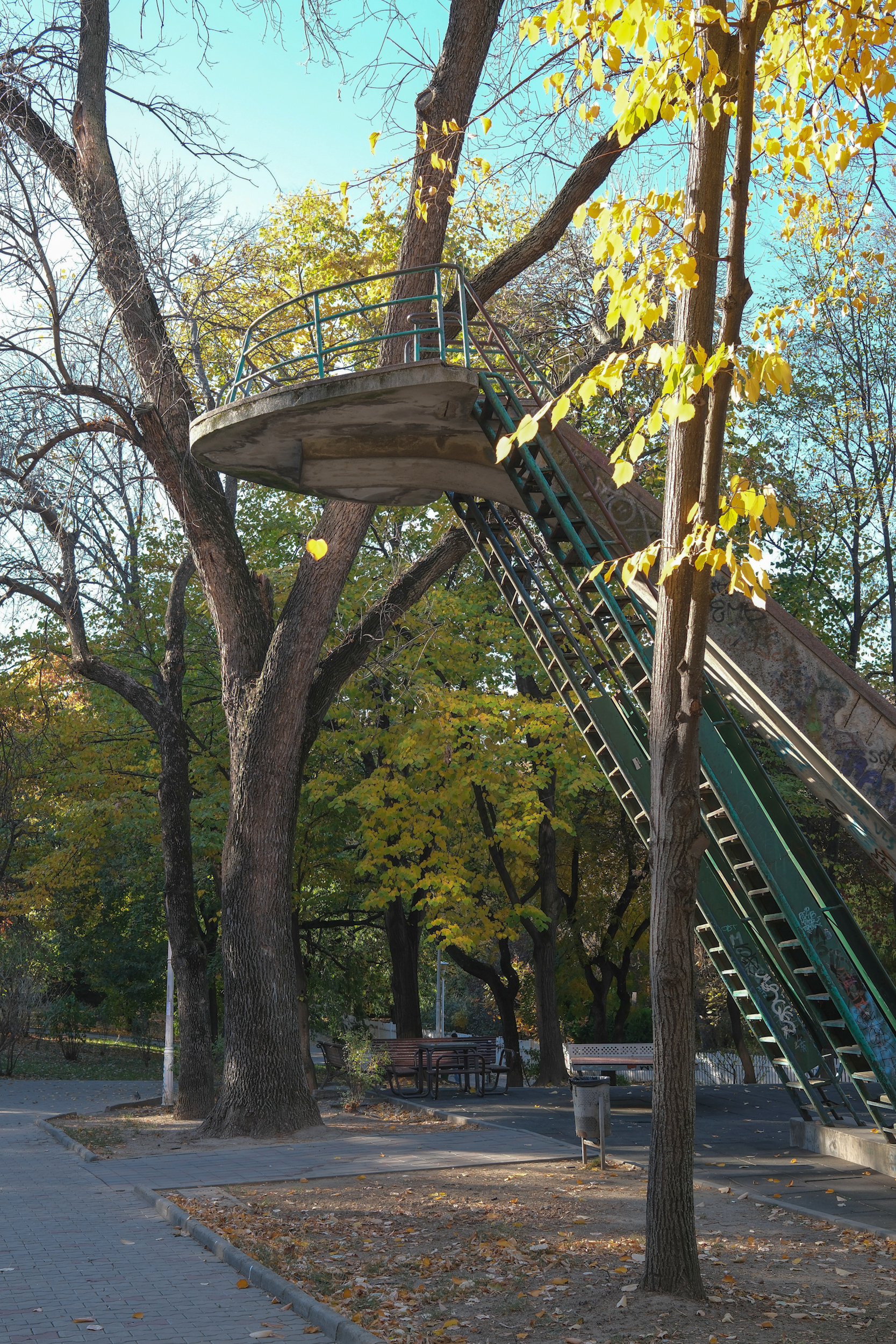Cel mai vechi tobogan din România încă rezistă în parcul Floreasca din București. „Drumul spre școală începea obligatoriu aici”