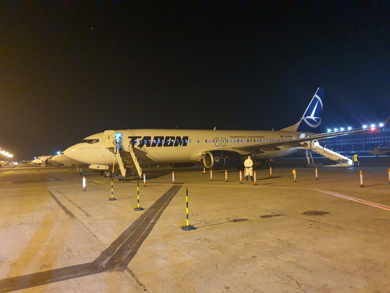 122 de români aduși din Italia cu o cursă umanitară TAROM. 23 de italieni blocați la Brăila s-au întors acasă