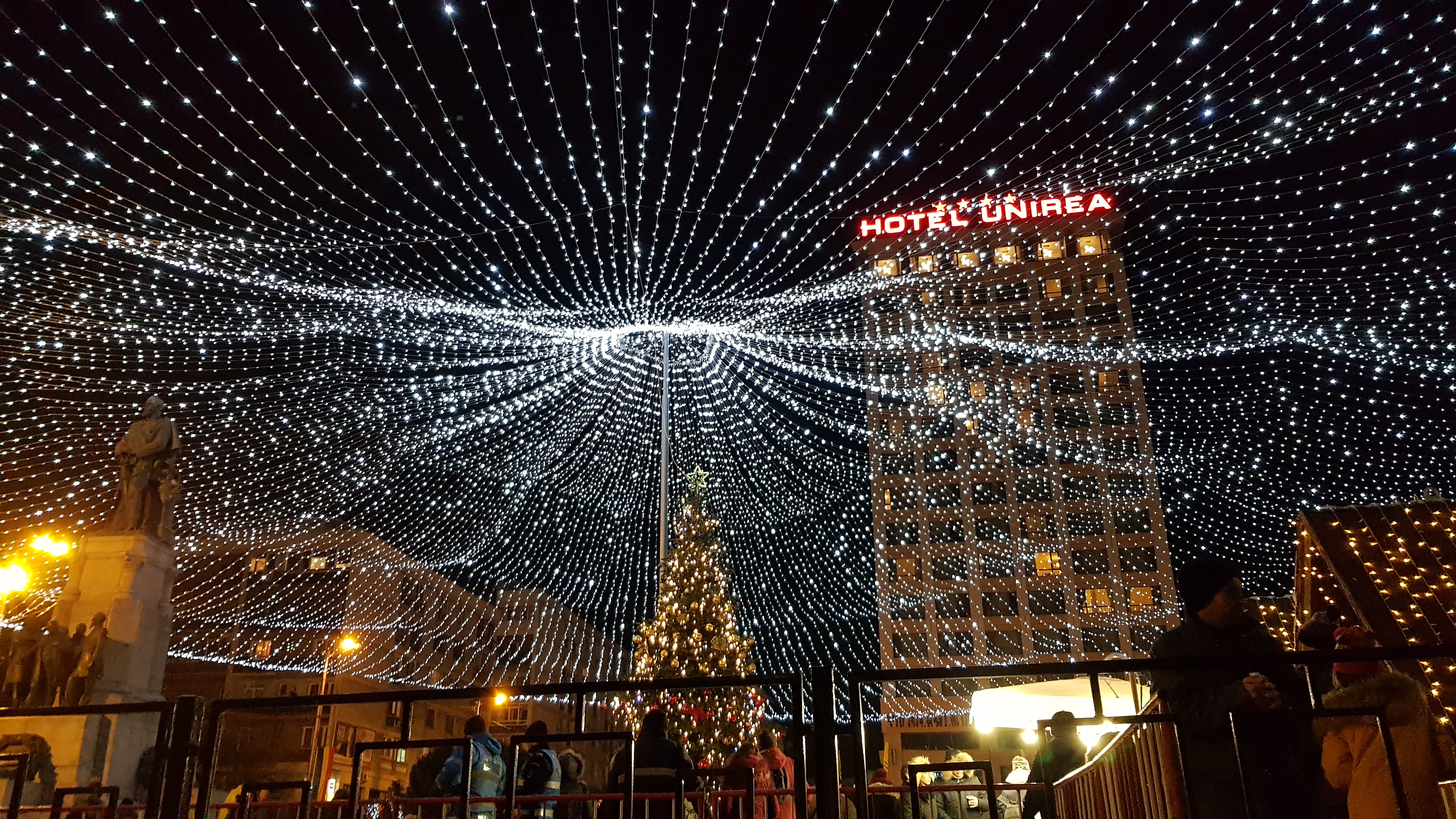 VIDEO&FOTO/ Sute de mii de luminițe multicolore s-au aprins în Iași. S-au deschis și cele două târguri de Crăciun