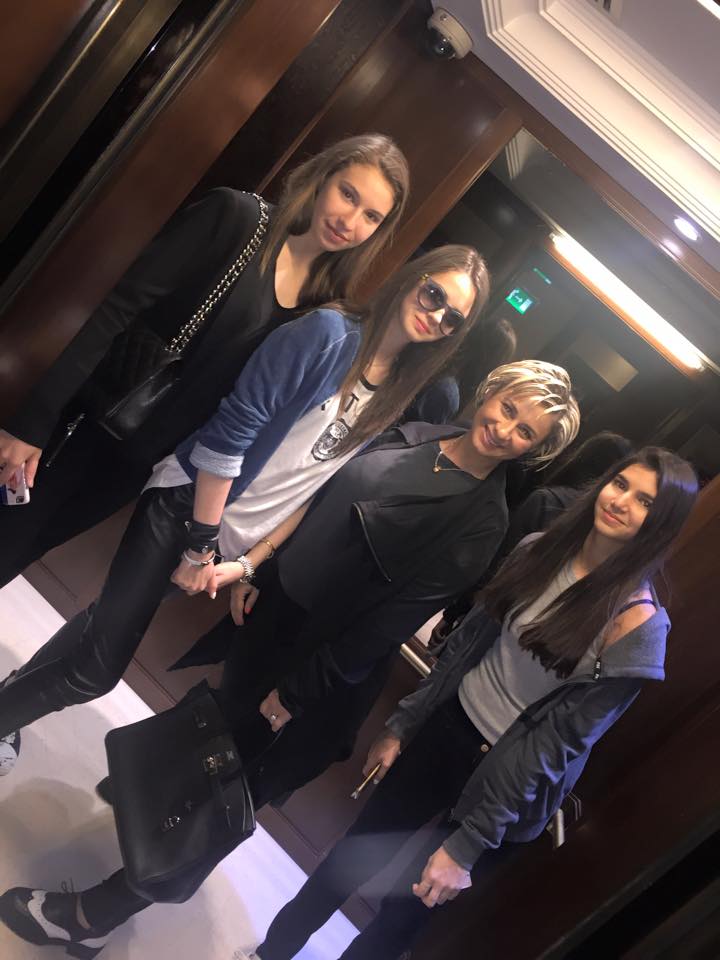 Prodanca și-a luat fetele și s-au zbenguit pe plajă și în apă! / GALERIE FOTO