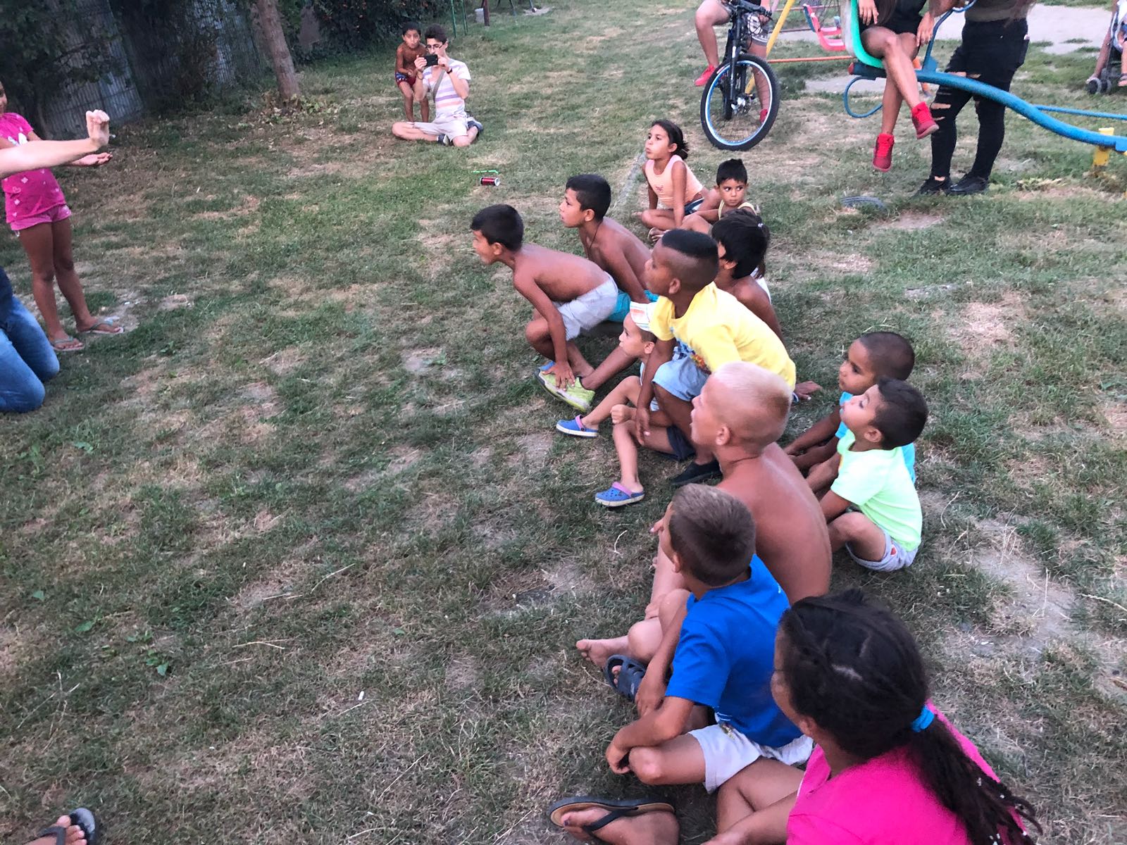 REPORTAJ/ Realitatea dură din mahalaua Timişoarei. Au vrut să facă teatru cu copiii, dar au pornit prin a-i învăța să spună "mulțumesc" şi să nu se mai ia la bătaie