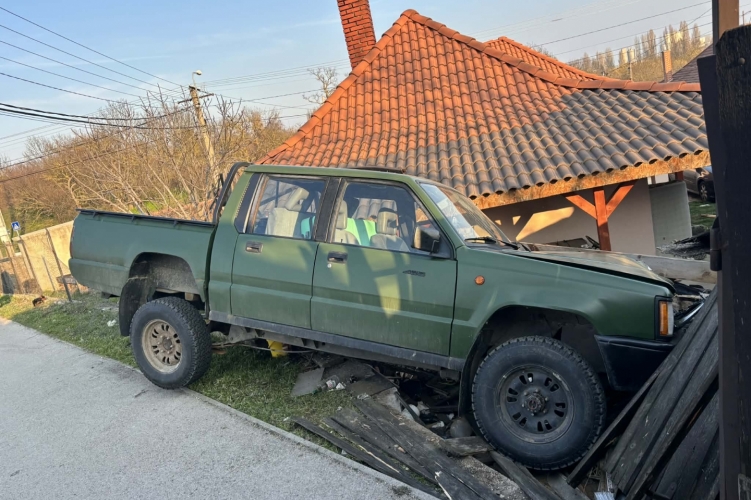 Lebontotta a ház kerítését egy zöld terepjáró Pétfürdőn, ezeket találták a sofőr szervezetében