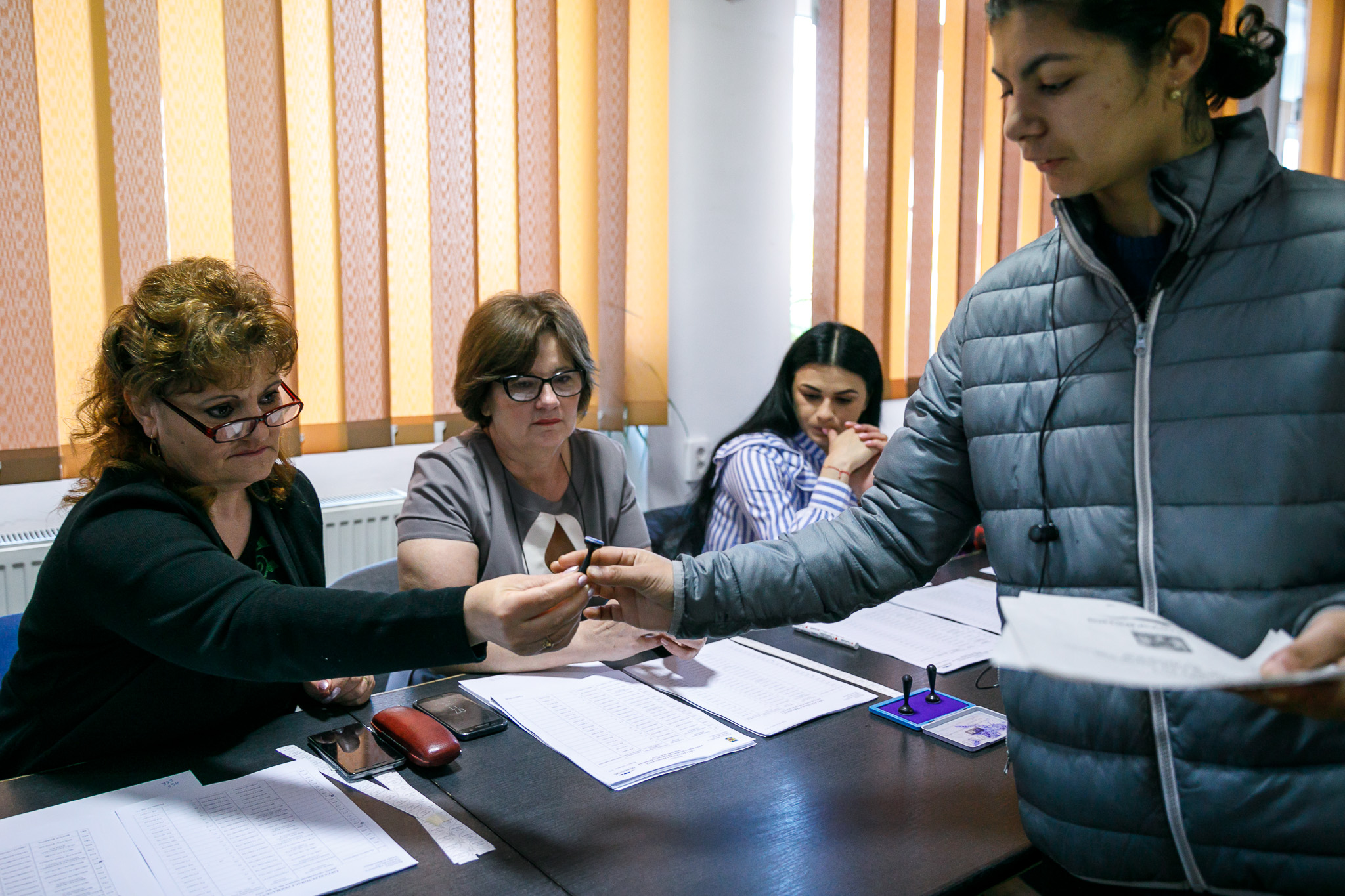 CORESPONDENȚĂ DIN URLAȚI | La europarlamentare, între „Hai, noroc!” și resemnare. La prima oră a dimineții, cârciuma era mai plină ca secția de votare