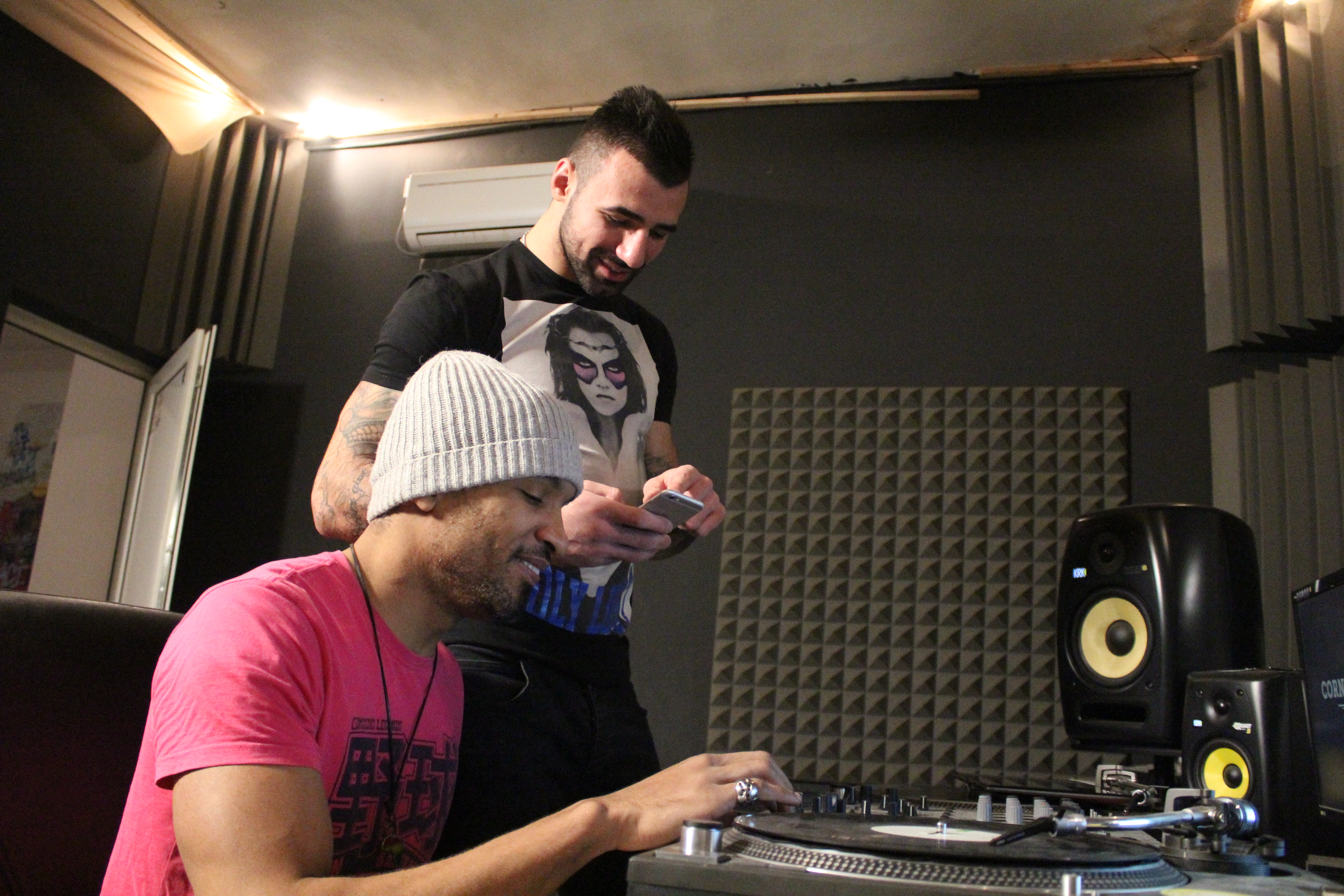 EXCLUSIV / Primiți cu colindul? Luptătorii Superkombat au intrat în studio! GALERIE FOTO&VIDEO