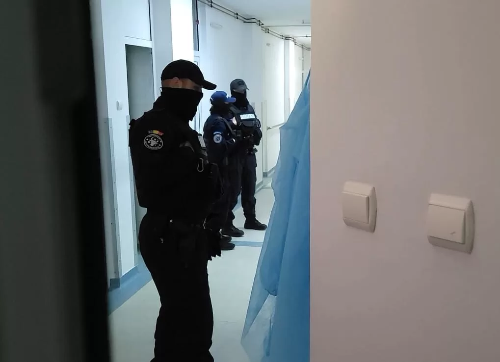 Procurorii DNA au găsit o găină în biroul lui Nelu Tătaru de la spitalul din Huși