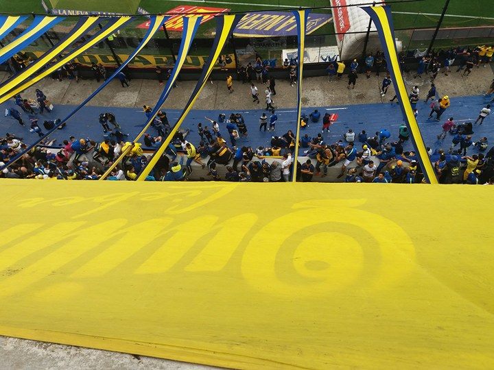 Nebunii de la nivelul al treilea al peluzei de pe celebrul "La Bombonera" au făcut tribuna să se miște ca la un seism. Cutremurul produs de "barras bravas"