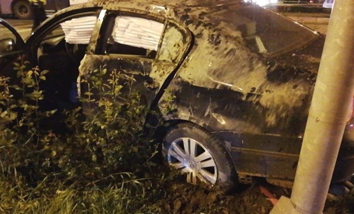 Autobuz lovit de un autoturism care a trecut pe roșu, într-o intersecție din Timișoara (FOTO & VIDEO)