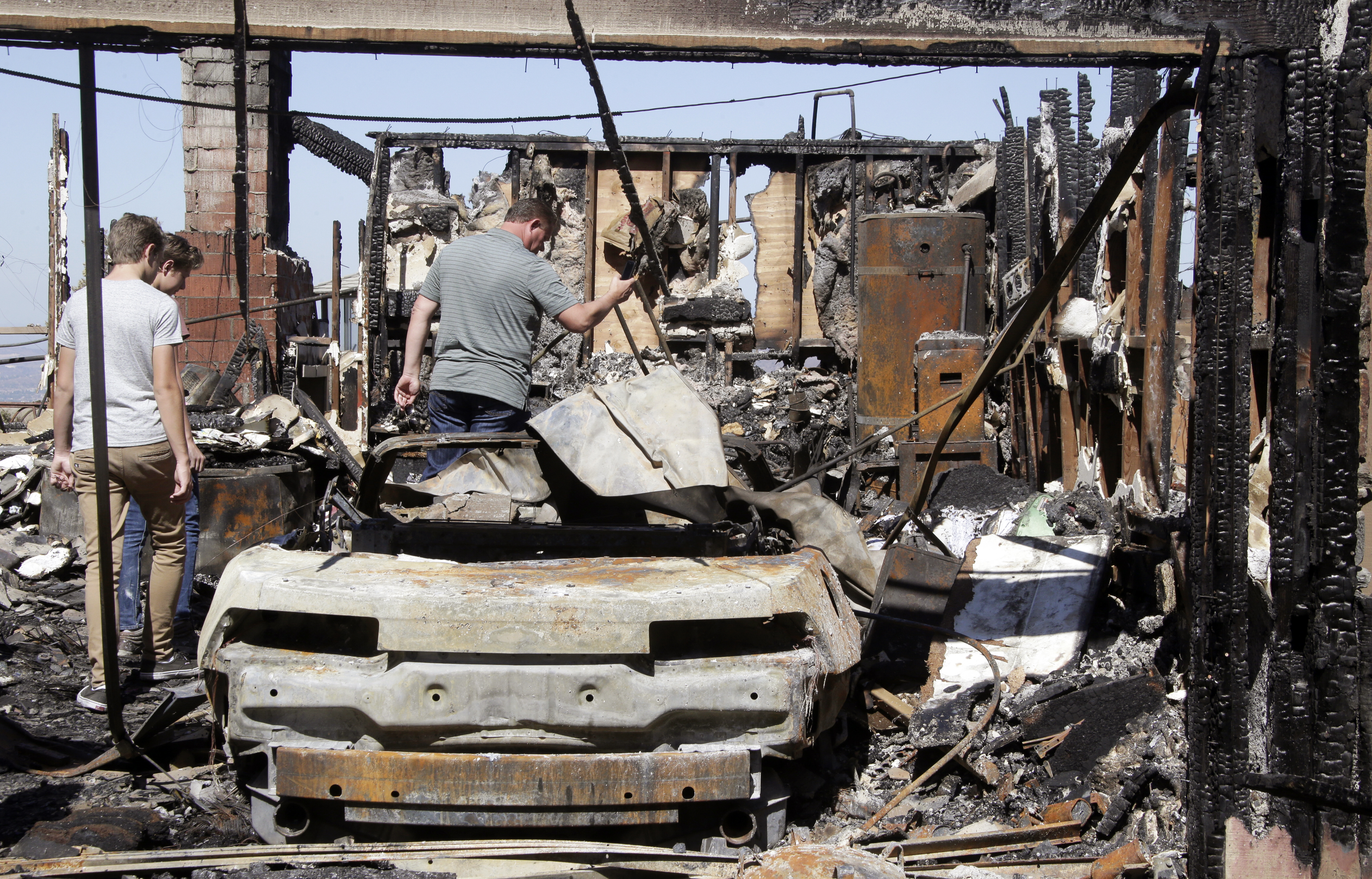 GALERIE FOTO| Incendii devastatoare în California. Cel puțin 23 de persoane au murit, mii de case și terenuri au fost distruse de foc