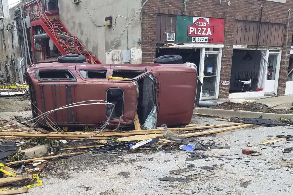 Cel puțin cinci persoane au murit în urma zecilor de tornade care au lovit centrul SUA în ultimele zile