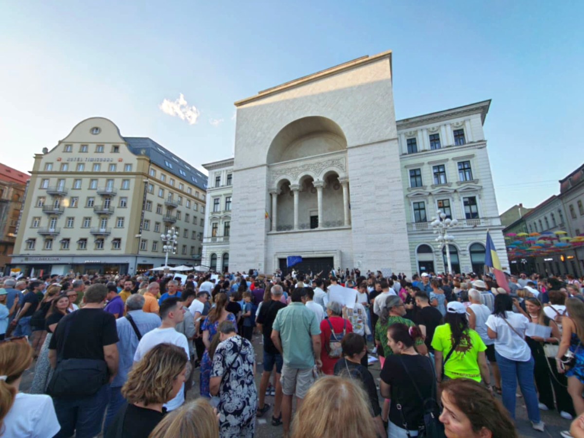 Câți oameni au manifestat la Timișoara pentru Dominic Fritz, care le-a cerut să „scrie pe social media despre revolta” lor și să iasă la protest după decizia CCR