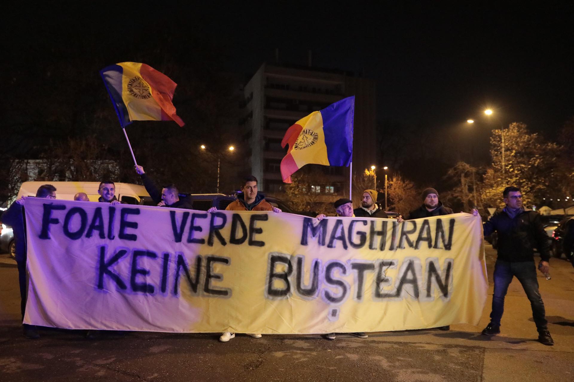 Protest AUR la ambasada Austriei din București. George Simion și simpatizanții săi, scandări împotriva politicienilor din coaliție