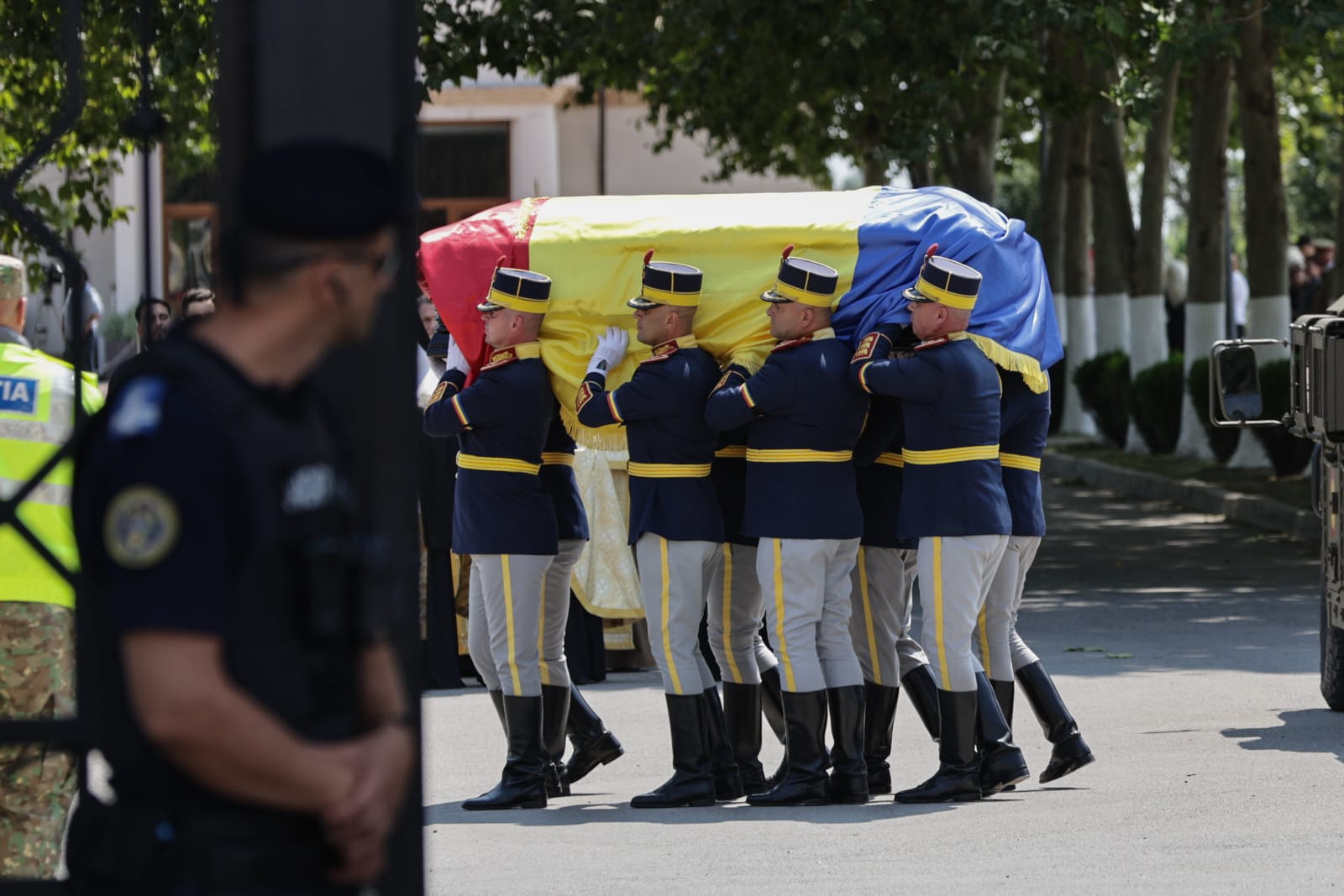 Înmormântare Ion Iliescu. Imnul a fost intonat pentru ultima dată pentru fostul președinte la Cimitirul Ghencea III