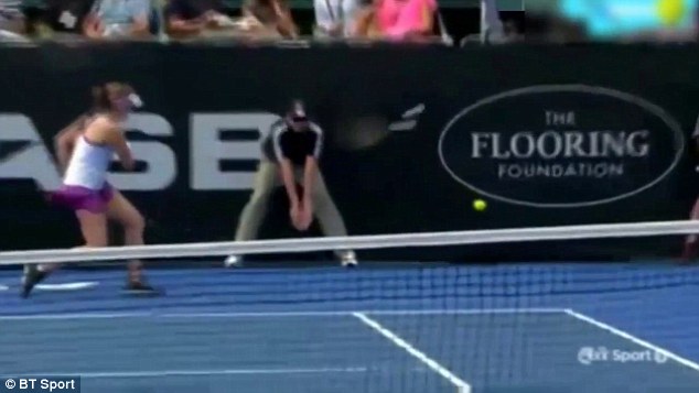 Jelena Ostapenko e nebună! Cine a făcut această acuzație ! ”A aruncat cu racheta în direcția unui copil de mingi”. ”Bitch fight” în 2016! A lovit-o și pe Simona / FOTO&VIDEO