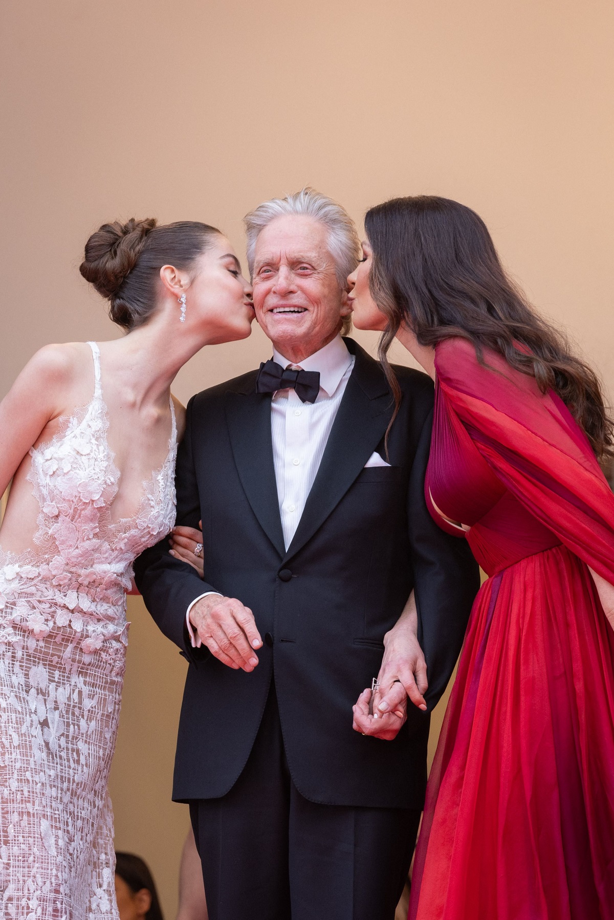 Michael Douglas a apărut la Cannes 2023 cu Catherine Zeta-Jones, însă fiica lor a atras atenția. Cum arată Carys la 20 de ani