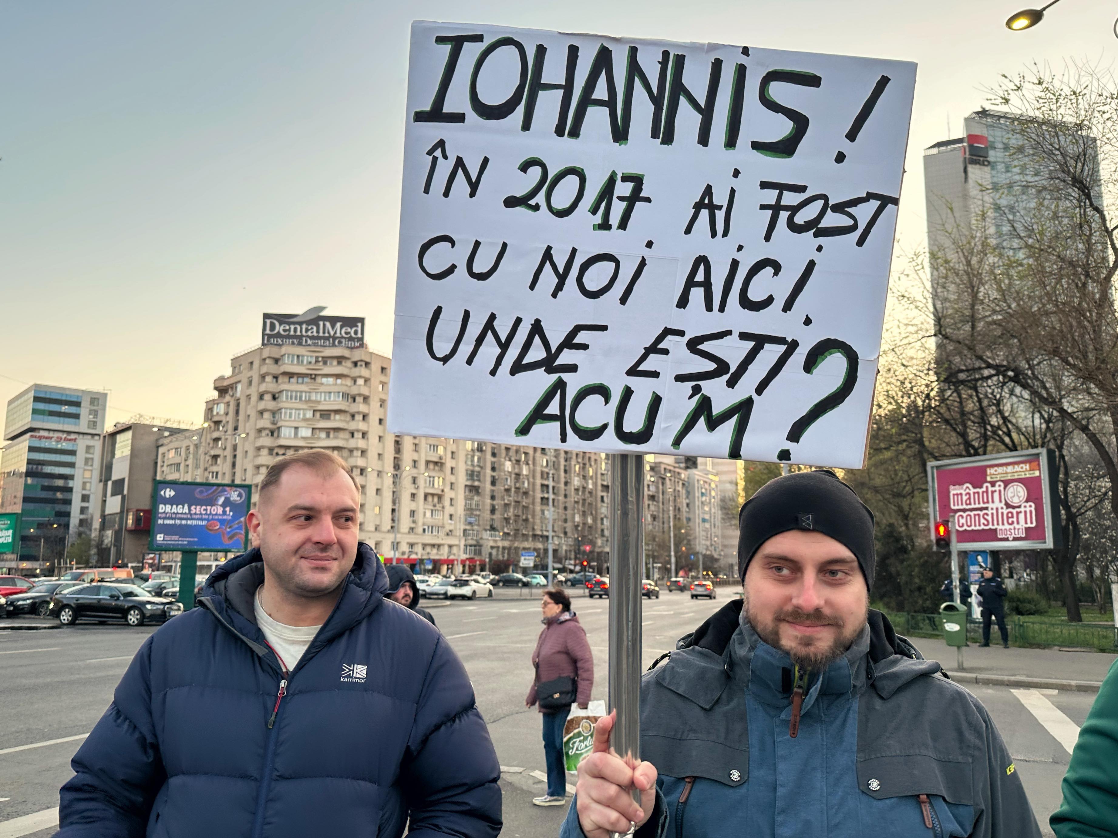 Protest cu zeci de oameni în Piața Victoriei, după ce senatorii au votat pragul de 250.000 de lei pentru abuz în serviciu
