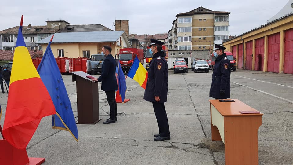 Trei pompieri care au intervenit la incendiul de la Spitalul din Neamț, avansaţi în grad înainte de termen