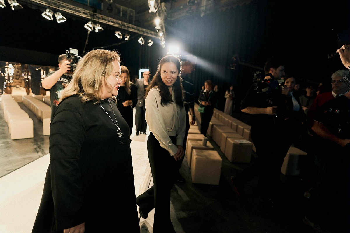 Mirabela Grădinaru, apariție elegantă la Romanian Fashion Week Bucharest 2025. Cât costă bluza purtată la eveniment de partenera lui Nicușor Dan