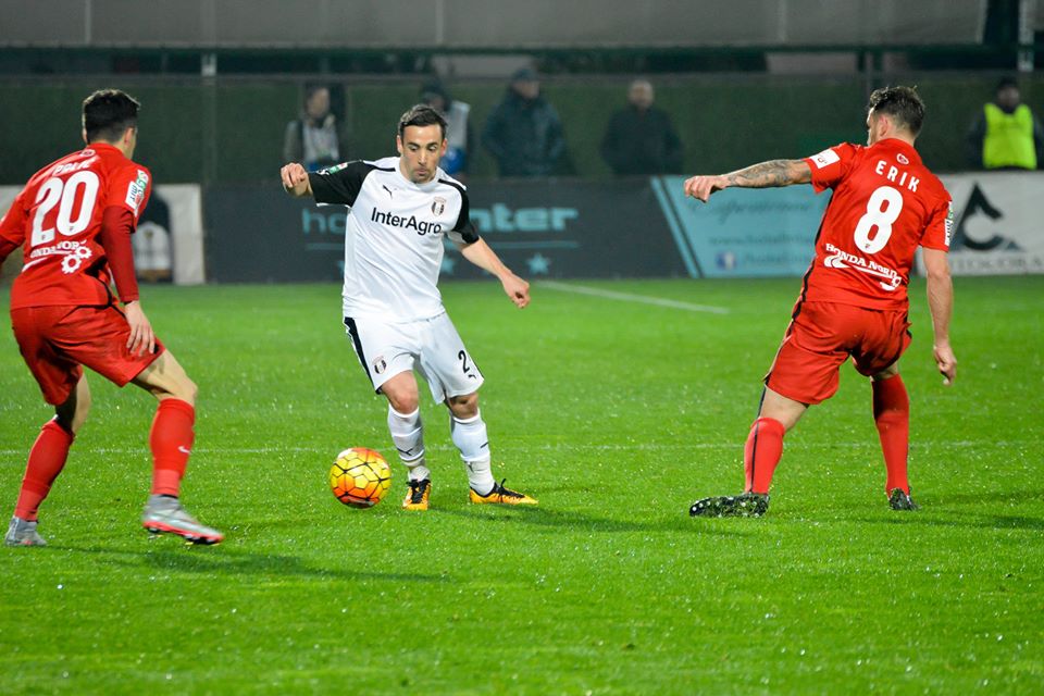 Liga I, etapa a 26-a. Astra - Dinamo 1-1. ^Dorin Rotariu a deschis scorul, Daniel Florea a egalat norocos. Steliano Filip, eliminat. Arbitrul a întrerupt meciul două minute / VIDEO