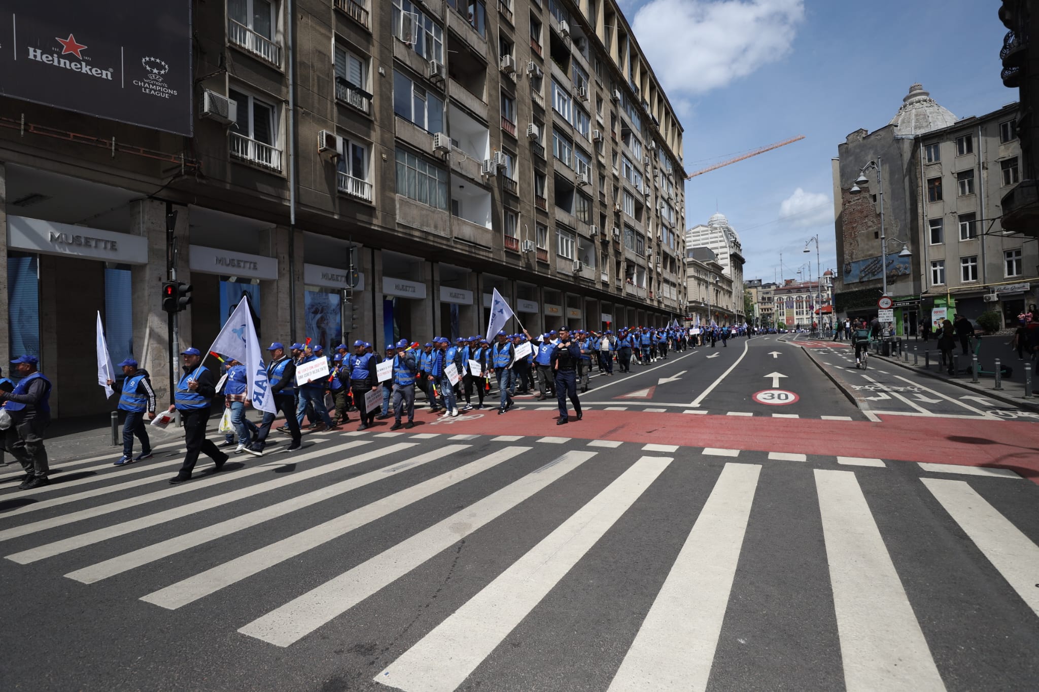 Diana Buzoianu i-a luat tare pe sindicaliștii din fața Ministerului Mediului: „Nu se mai poate cu pile și corupție! Șefii voștri v-au blocat contractele!”