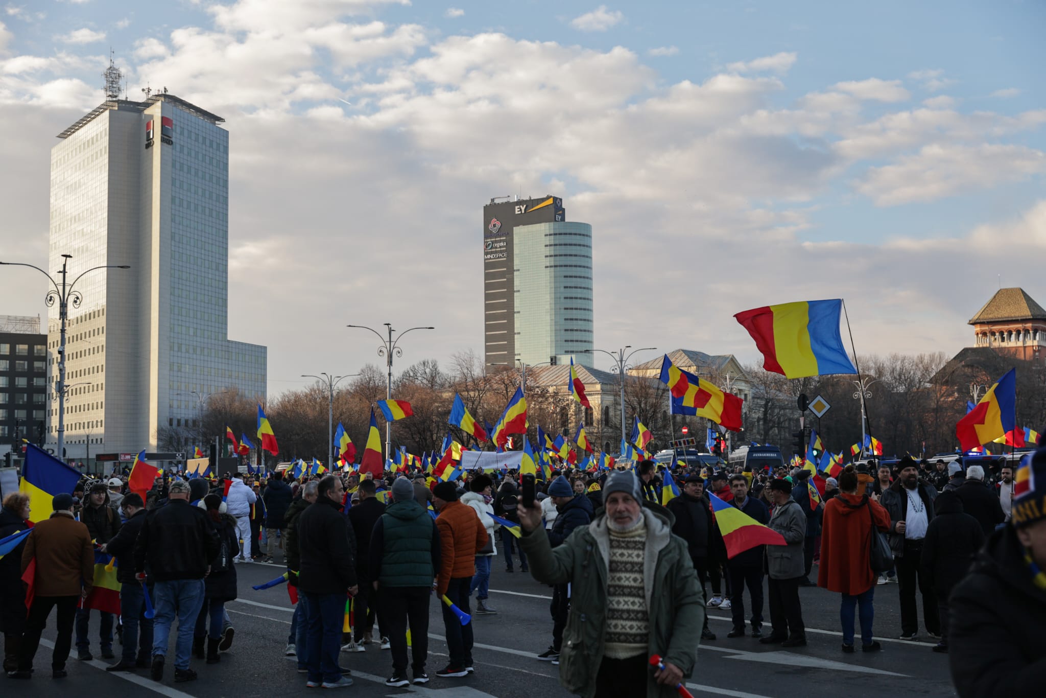 Sindicaliștii din Piața Victoriei au plecat când au ajuns susținătorii lui Călin Georgescu, veniți din Parcul Tineretului