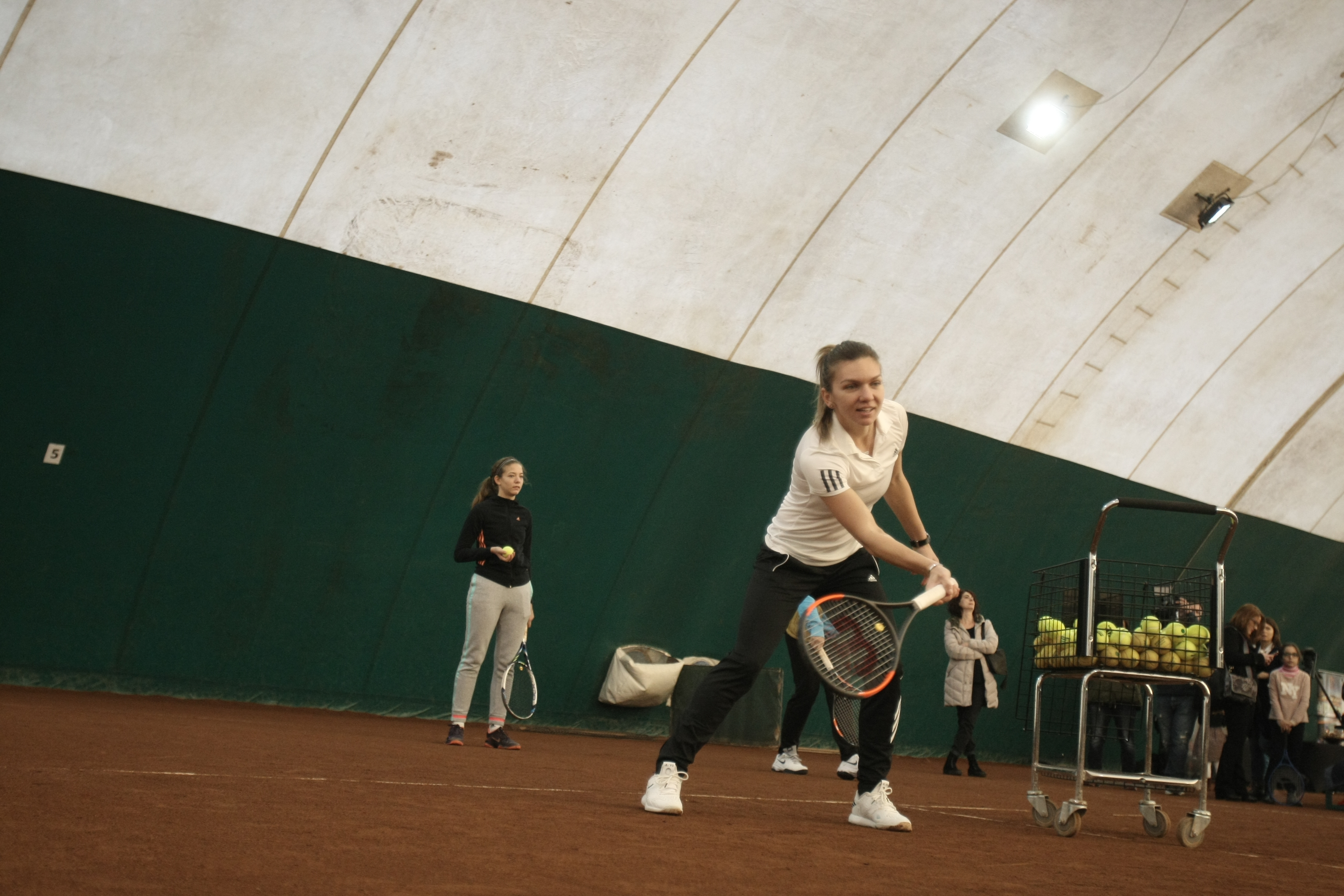 Simona Halep și-a luat energie de la copii! Un fost fotbalist stelist și-a adus fata, ca să ia autograf de la campioană / GALERIE FOTO