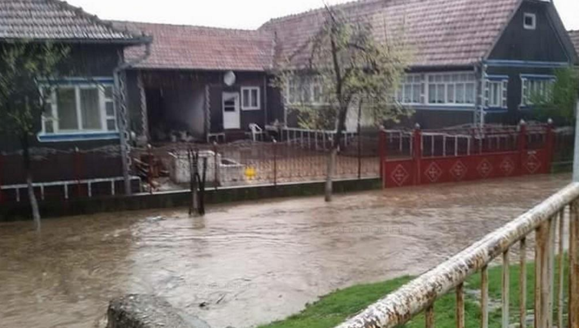Inundații în Arad, Cluj și Maramureș! Oameni salvați din mijlocul viiturii și sute de gospodării înghițite de ape FOTO