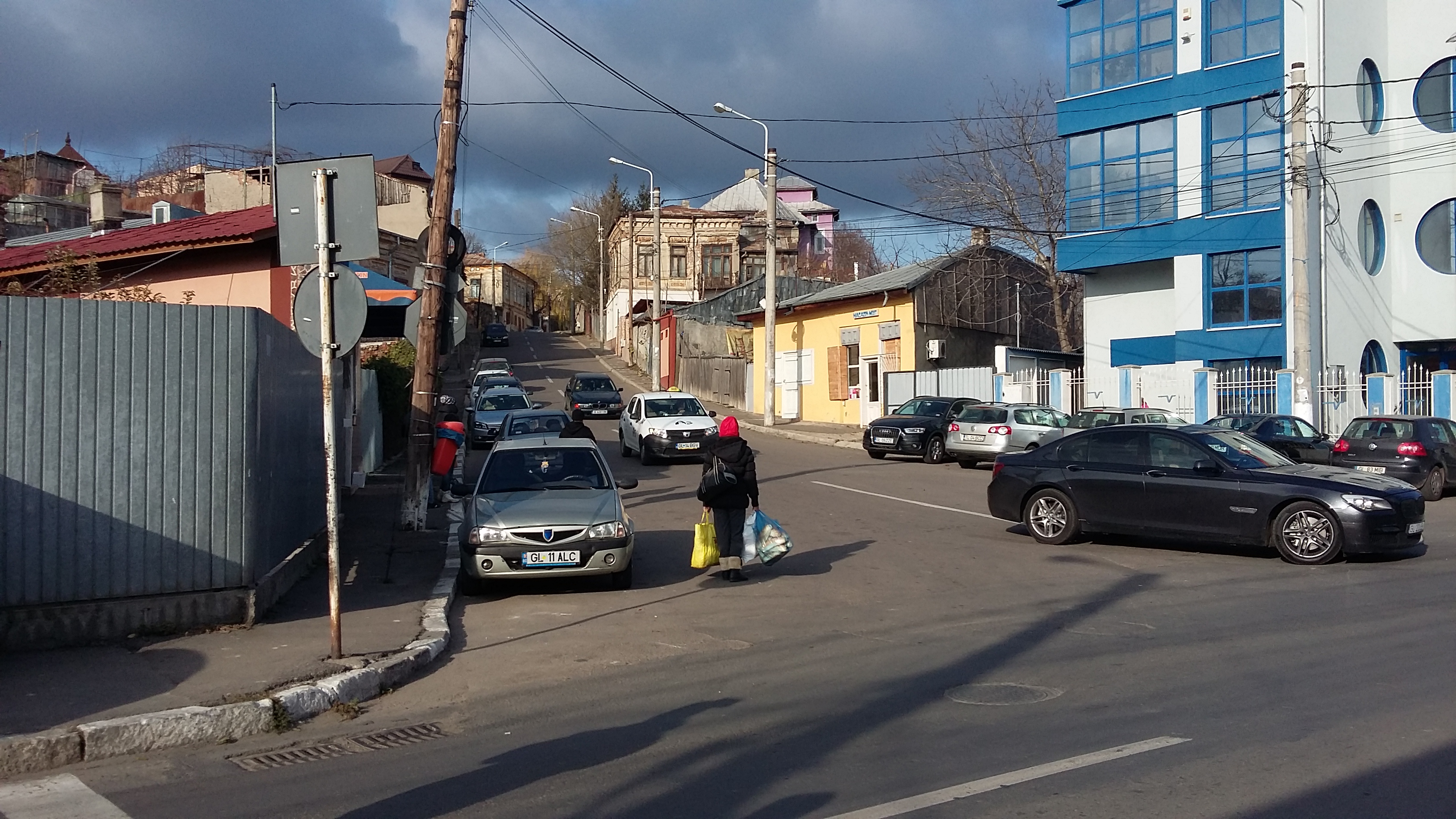S-au înghesuit să ia ajutoarele de Sfântul Andrei cu taxiul! GALERIE FOTO