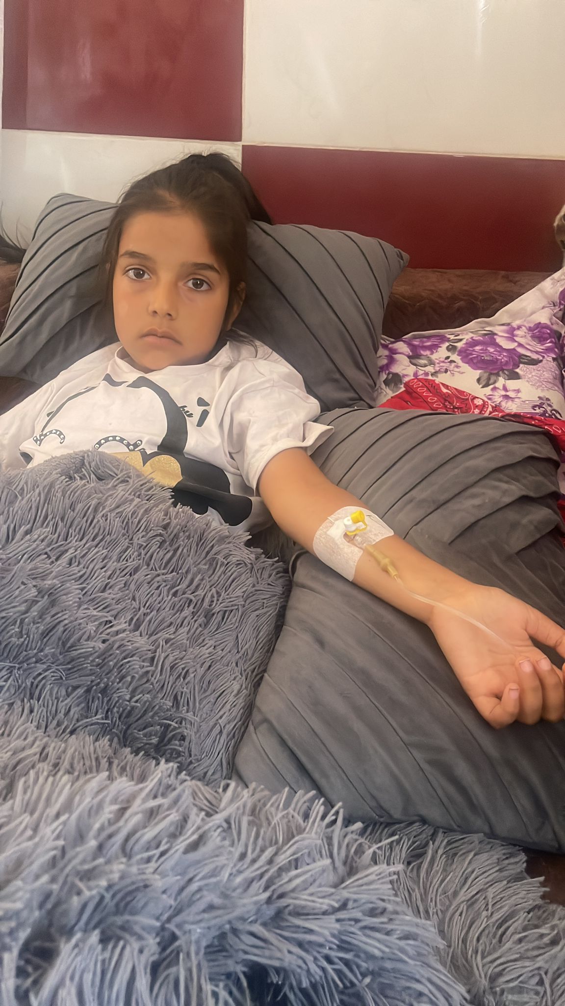 Pentru a putea lupta cu hipoadrenalismul, Crenguța are nevoie de 7.000 de euro. Fata de 10 ani suferă și de cancer și poate fi tratată în Italia de această afecțiune rară care i-a atacat glandele suprarenale
