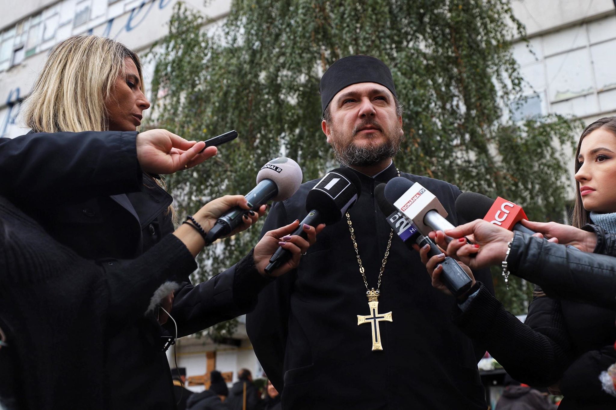 Flori și lacrimi la altarul Colectiv. Oamenii au adus un omagiu pentru cele 64 de victime