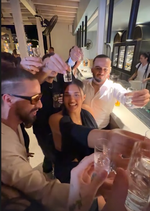 Ploaie de vedete la nunta lui Șerban Cazan din Grecia. Cum au apărut nașii Gina Pistol și Smiley, dar și cântărețele Antonia și Ruby