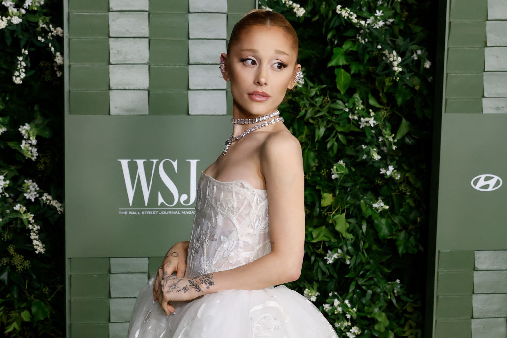Ariana Grande menyasszonyként tündökölt a vörös szőnyegen