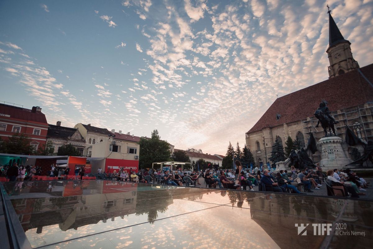 Pasiuni contra COVID. Imagini de la festivalul TIFF din Cluj, unde mii de oameni se uită la filme în aer liber, respectând măsurile