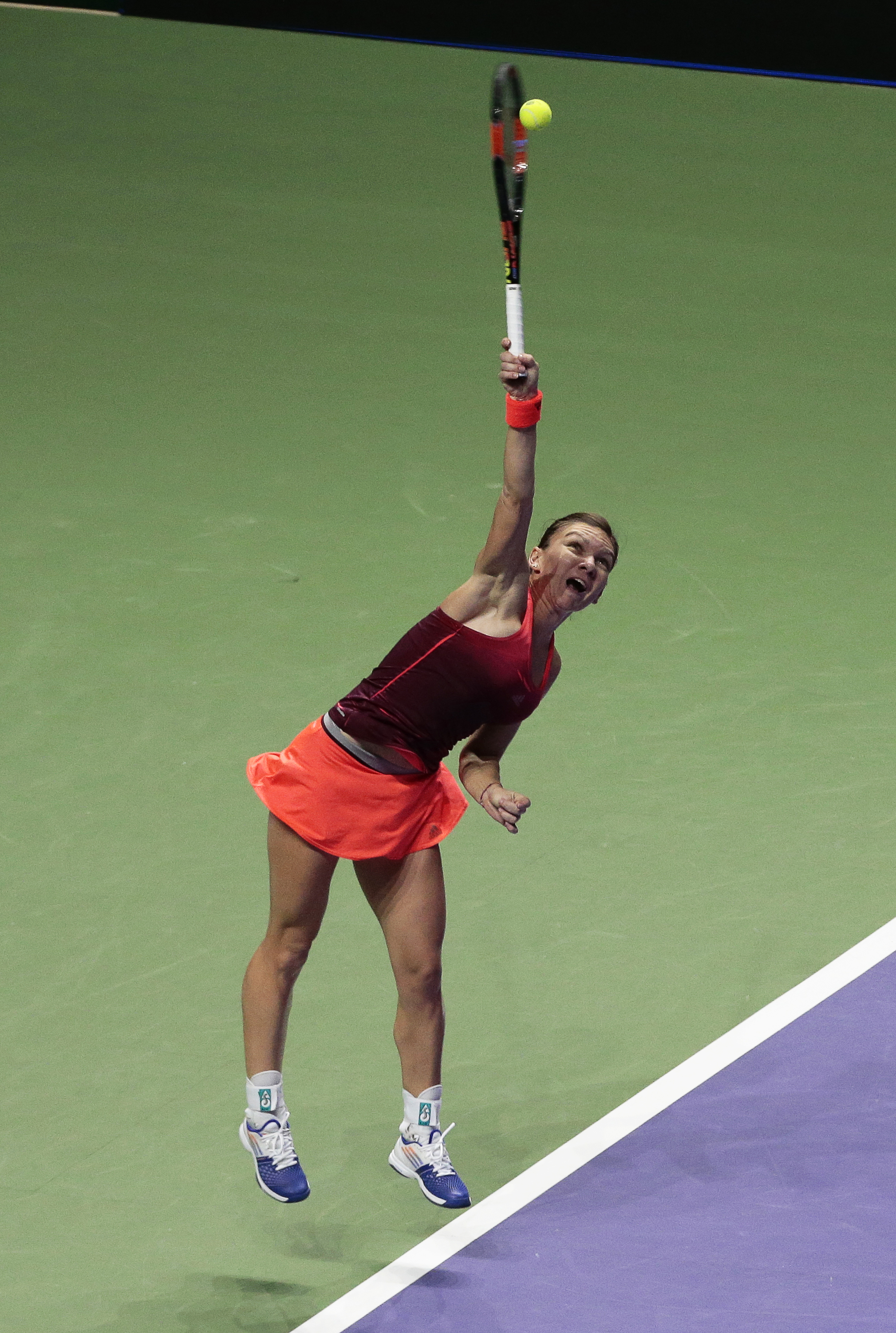 TURNEUL CAMPIOANELOR. Simona Halep, învinsă a șasea oară (din 6!) de Maria Șarapova! Pe româncă n-a ajutat-o nici măcar antrenorul Darren Cahill! Ar fi putut fi a 50-a victorie pentru numărul 2 WTA în 2015! Partida din Grupa Roșie a avut schimburi spectaculoase, în mare viteză! Calificarea în semifinale, în pericol! BLOG&VIDEO&FOTO