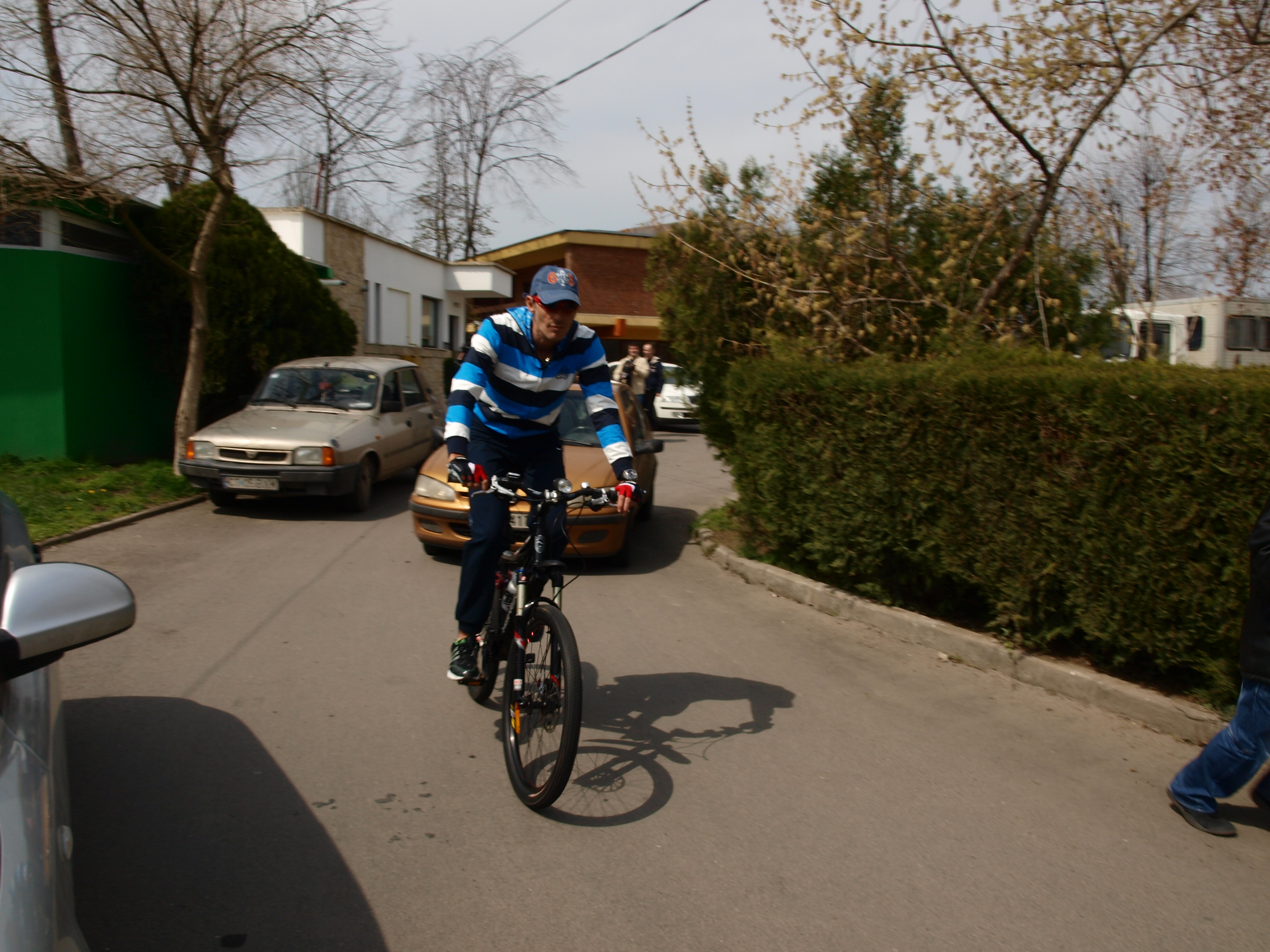 GALERIE FOTO/Politicieni pe bicicletă: ce promisiuni fanteziste au făcut oficialii, de pe două roți