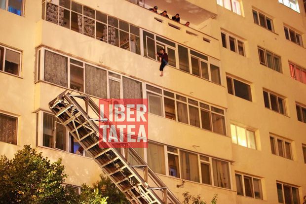 UPDATE: GALERIE FOTO/ Operațiune dramatică de salvare a femeii care amenința că se aruncă de la etajul al cincilea al unui bloc din Buzău