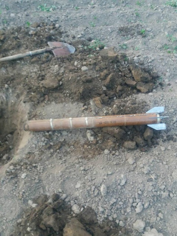 O rachetă a aterizat în curtea unei familii din Botoșani. Oamenii s-au speriat și au sunat la 112 / FOTO
