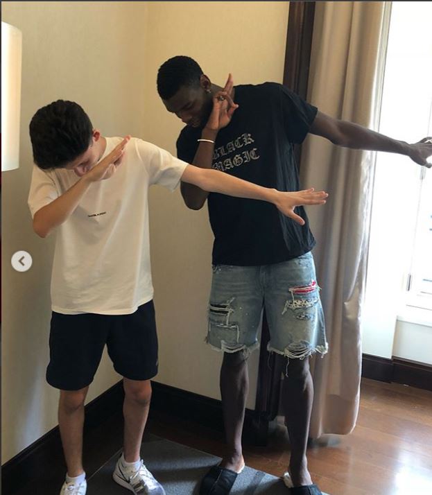 Un puști de 17 ani îi îmbracă pe unii dintre cei mai importanți fotbaliști ai lumii. Printre clienții lui se numără Mesut Ozil, Paul Pogba, Kevin de Bruyne sau Dele Alli