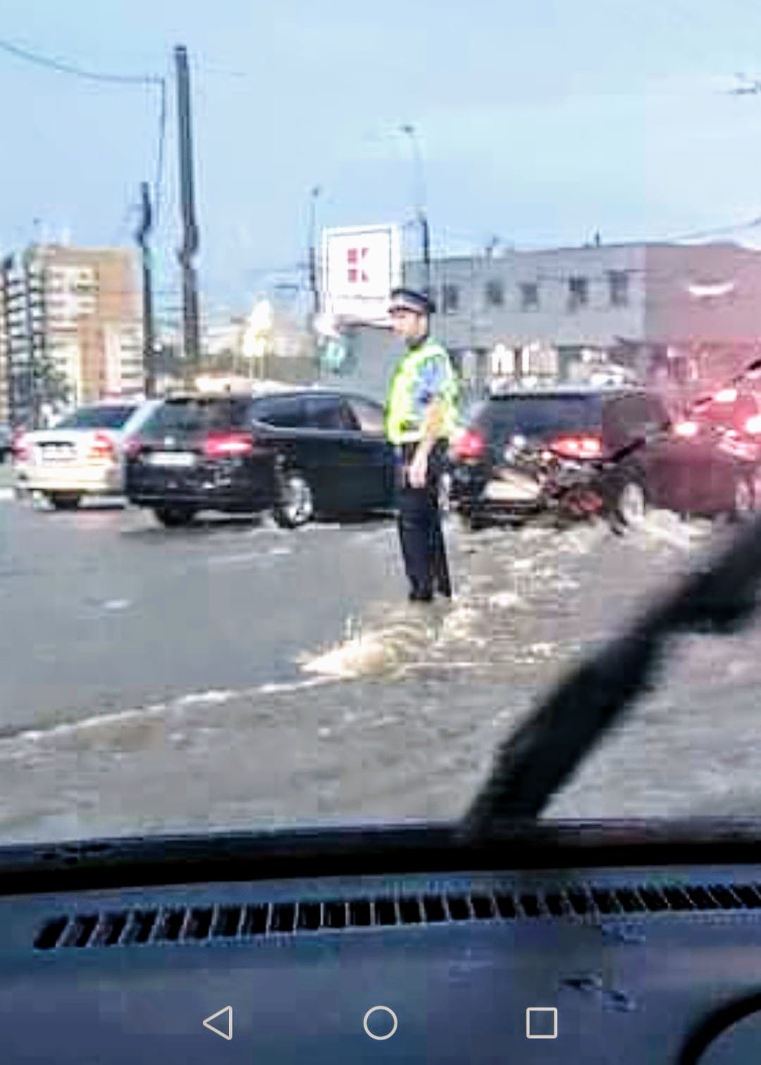Orașul Galați a fost inundat după o rupere de nori. Apa de pe străzi, la jumătate de metru