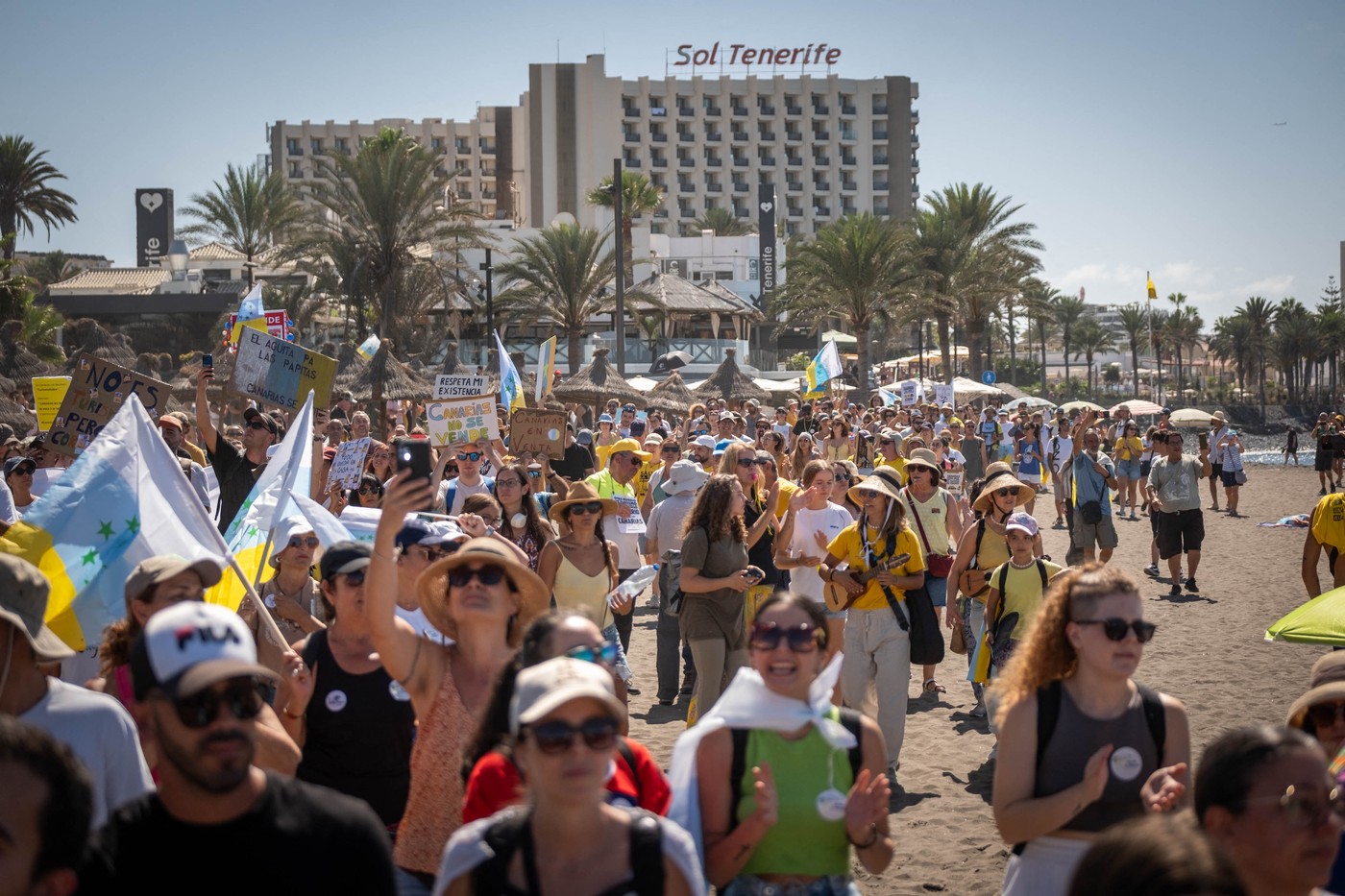 Turiștii străini din Tenerife, goniți de localnicii deranjați de turismul excesiv: „Nu avem paturi suficiente pentru toți" | VIDEO