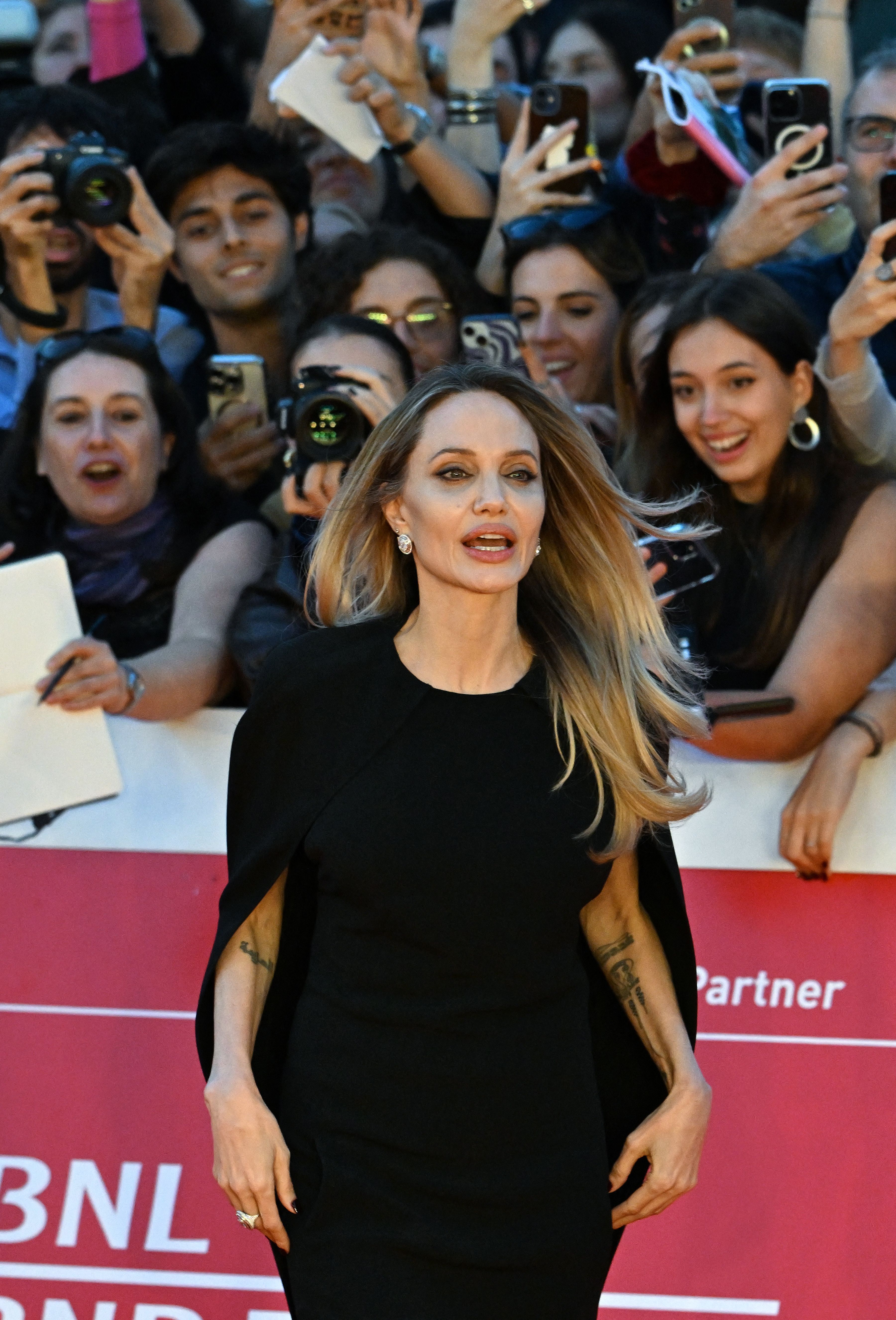 Imaginile cu Angelina Jolie în China care s-au viralizat pe internet: „Nu seamănă cu ea”. Fanii speculează că actrița și-a făcut operații estetice