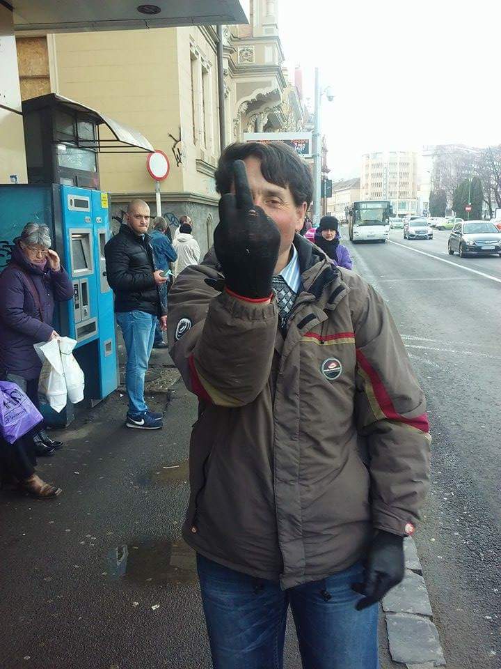 A fost reţinut perversul care pipăia femeile în autobuzele din Braşov! Ce i-a făcut o poliţistă! VIDEO
