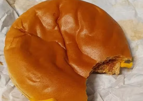 Un client a primit un burger deja mușcat, în Austria: „Am fost șocat”. Reacția gigantului fast-food
