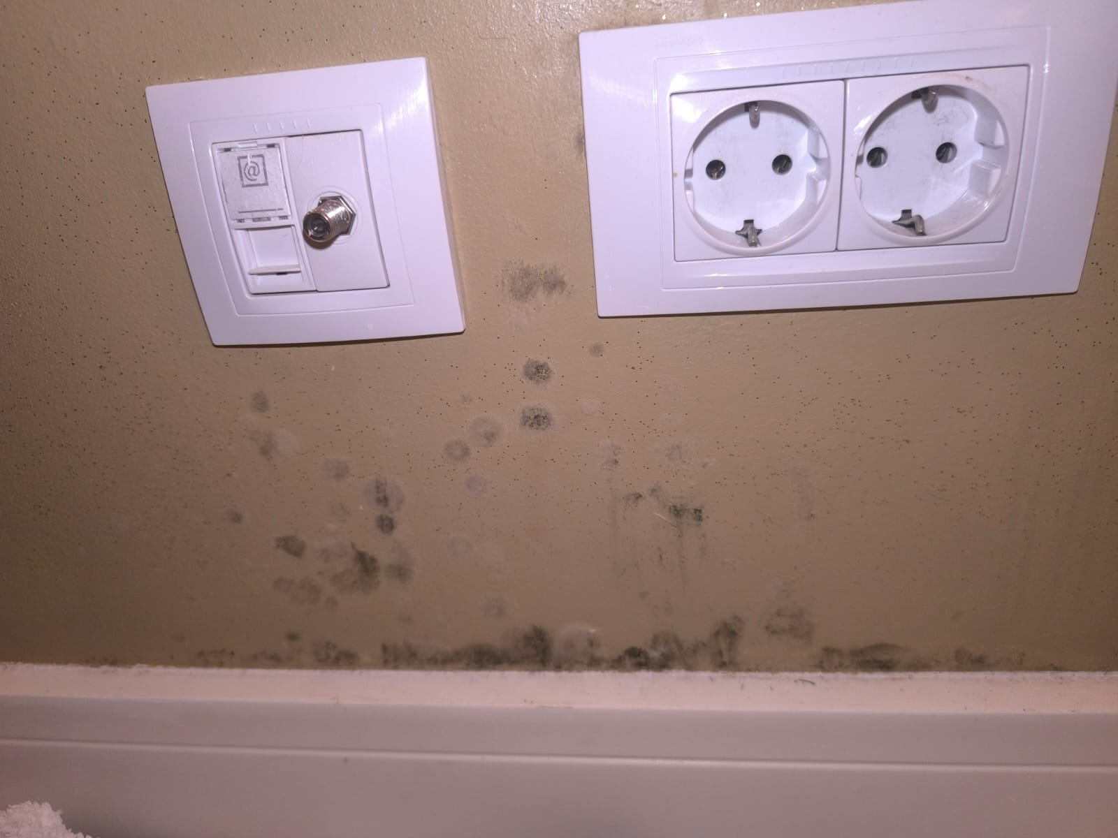 Scandal într-un complex rezidențial de lux din Capitală. Proprietarii au primit somații din partea furnizorilor de utilități: „Stau în mașini de sute de mii de euro, dar nu-și plătesc întreținerea apartamentului”