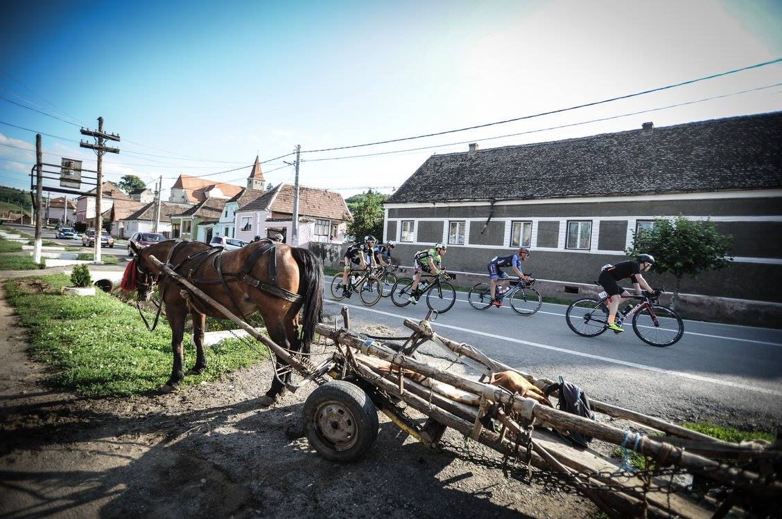 Columbianul Egan Bernal Gomez a câștigat Turul Sibiului. Eduard Grosu, învingător în ultima etapă. Accident cu un antemergător