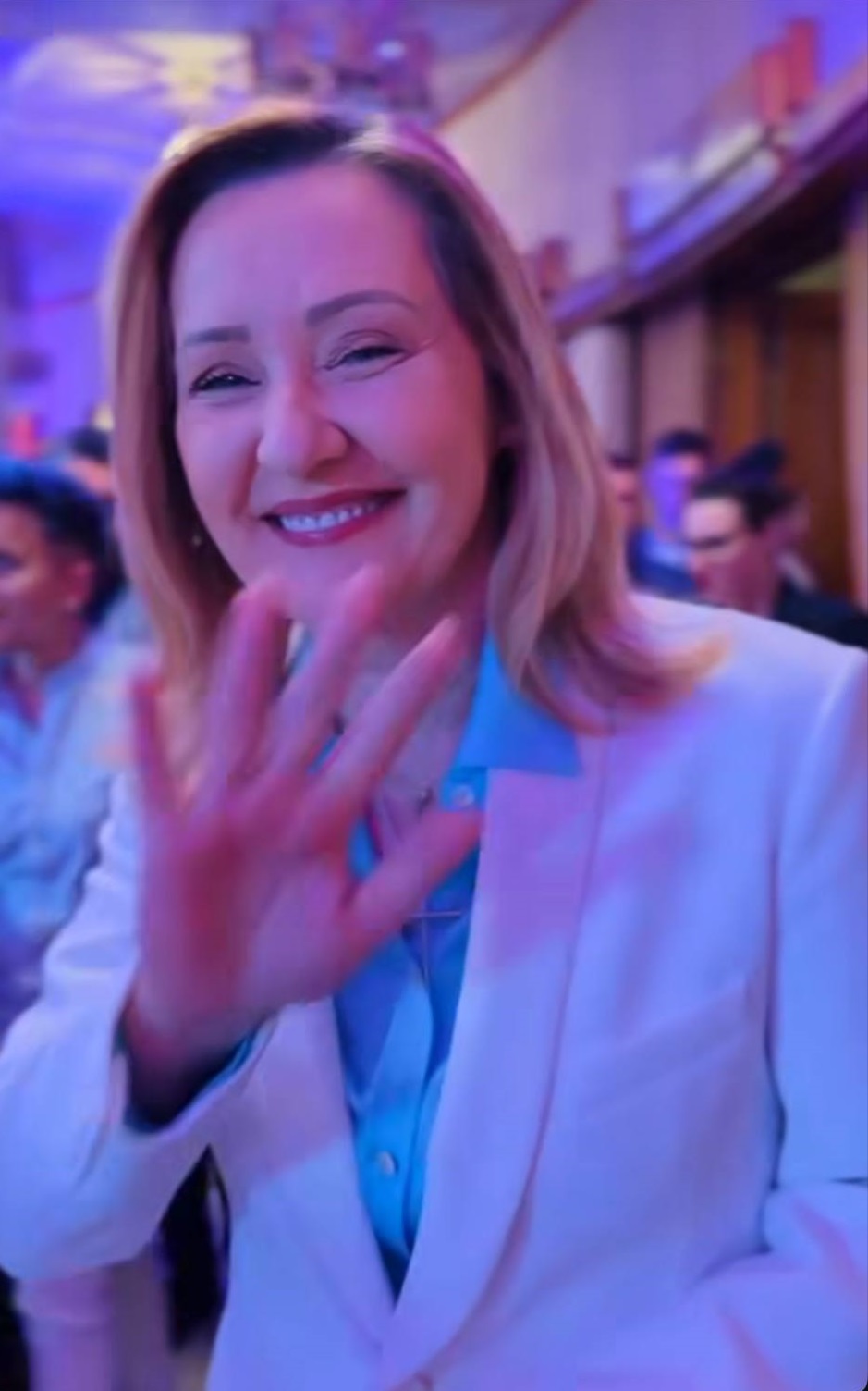 Elena Lasconi, trei dezbateri electorale și trei ținute albe. Semnificația din spatele alegerilor vestimentare ale candidatei la Președinție
