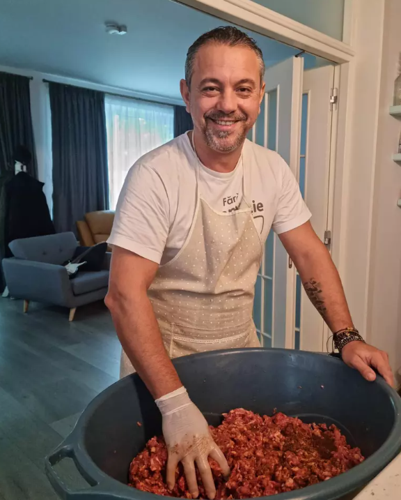 Imagini din locuința lui chef Sorin Bontea. Juratul de la MasterChef și-a plantat măslini în curte. „Abia aștept să strâng recolta”